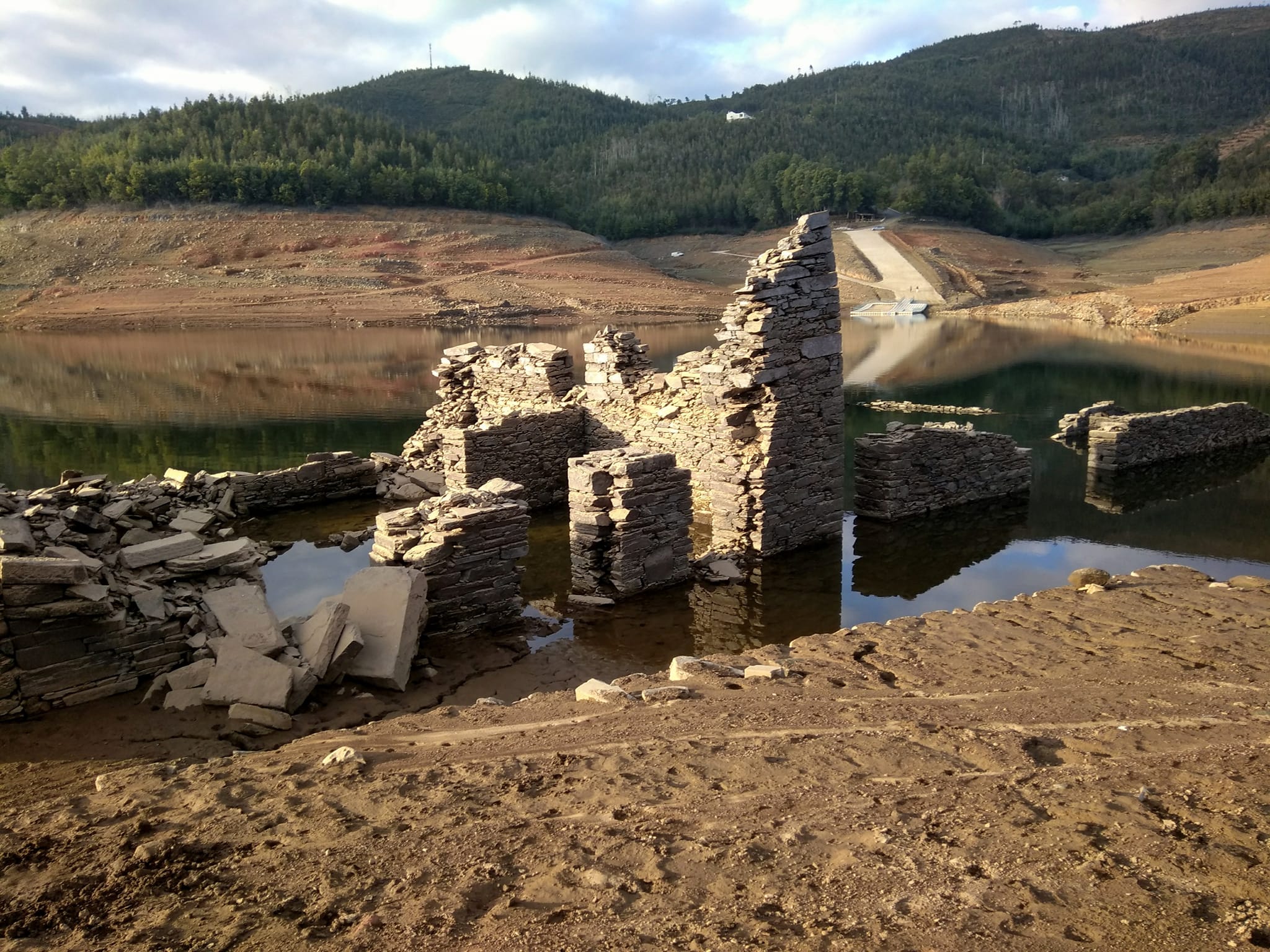 No Zêzere, a descida do caudal do rio trouxe de volta aldeia submersa há 68 anos