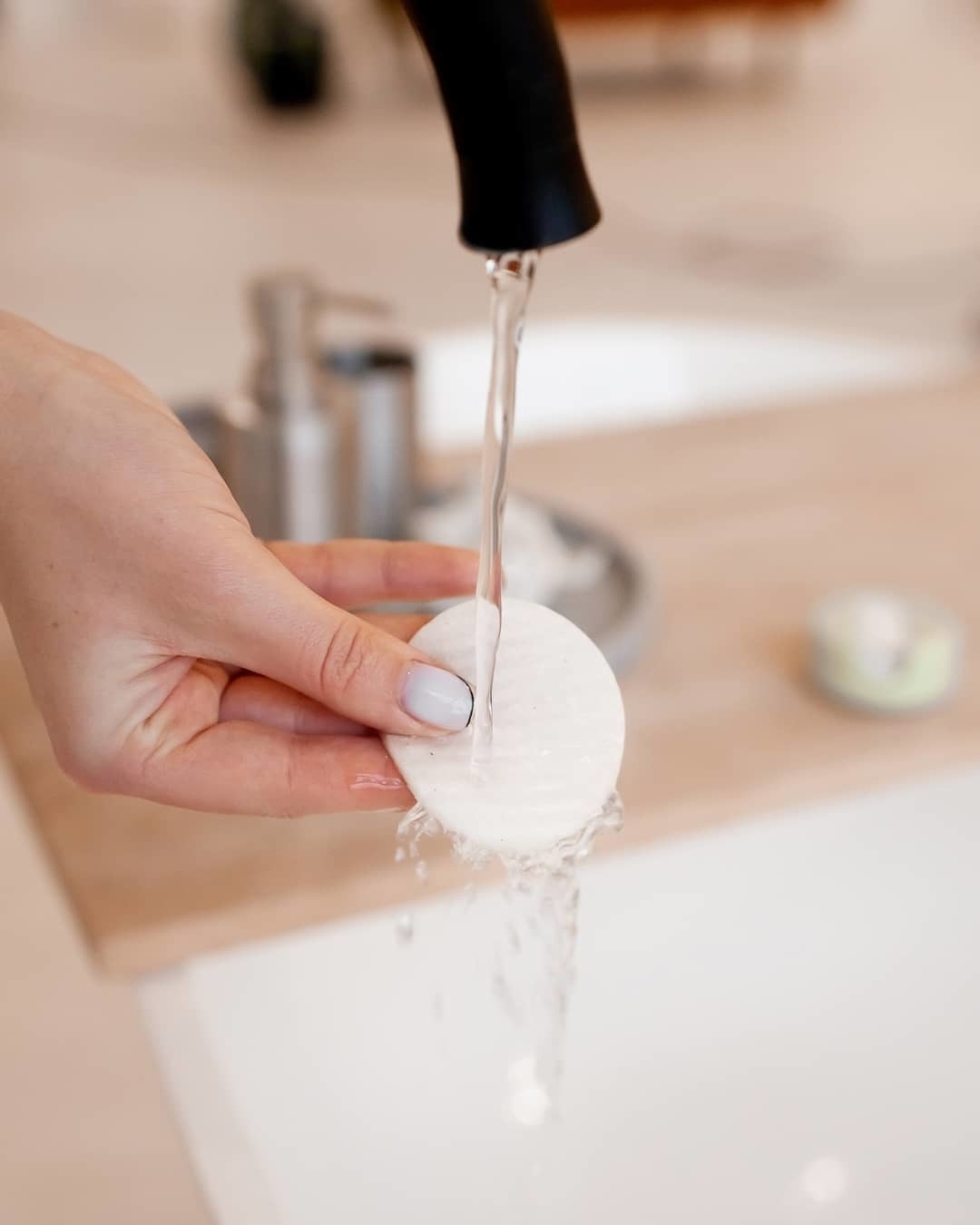 Estes discos reutilizáveis podem ser usados 250 vezes —  e sim, são mesmo iguais aos de algodão