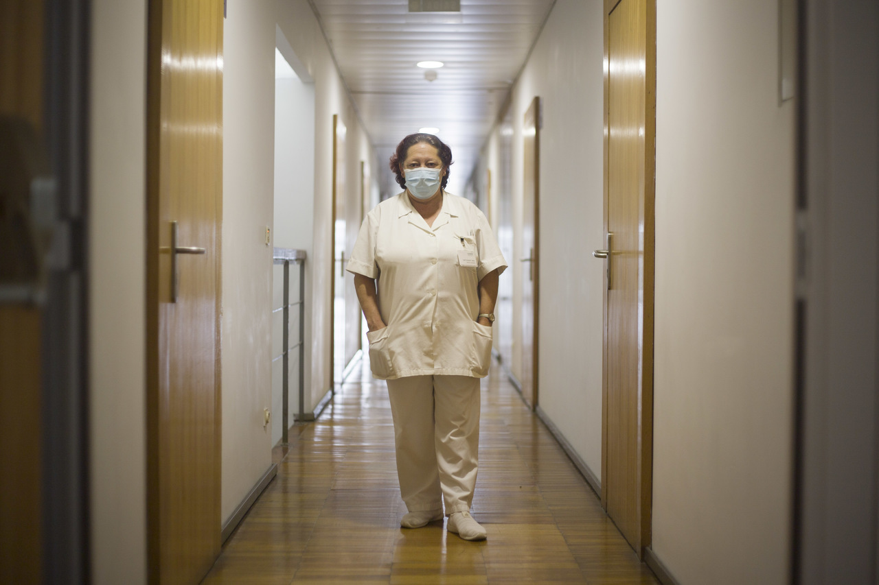 Lotação reduzida, visitas interditas e máscaras. São assim as residências universitárias em tempos de COVID-19