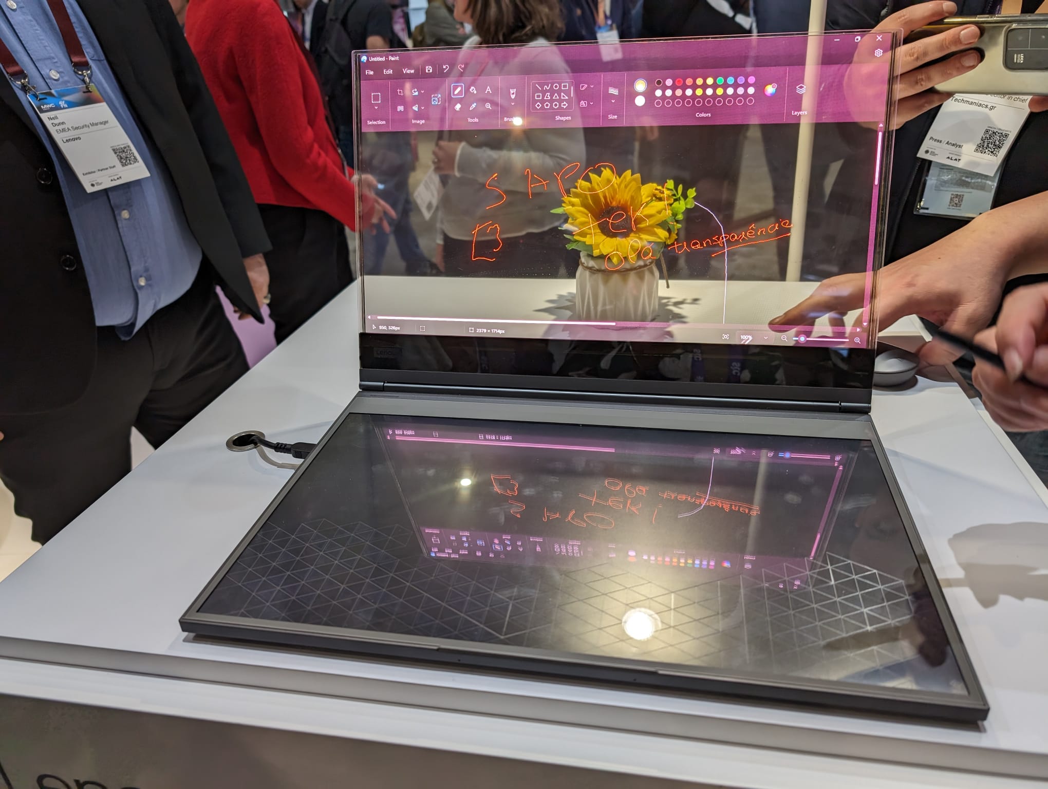 Lenovo mostra Project Crystal: o seu primeiro portátil com ecrã microLED transparente