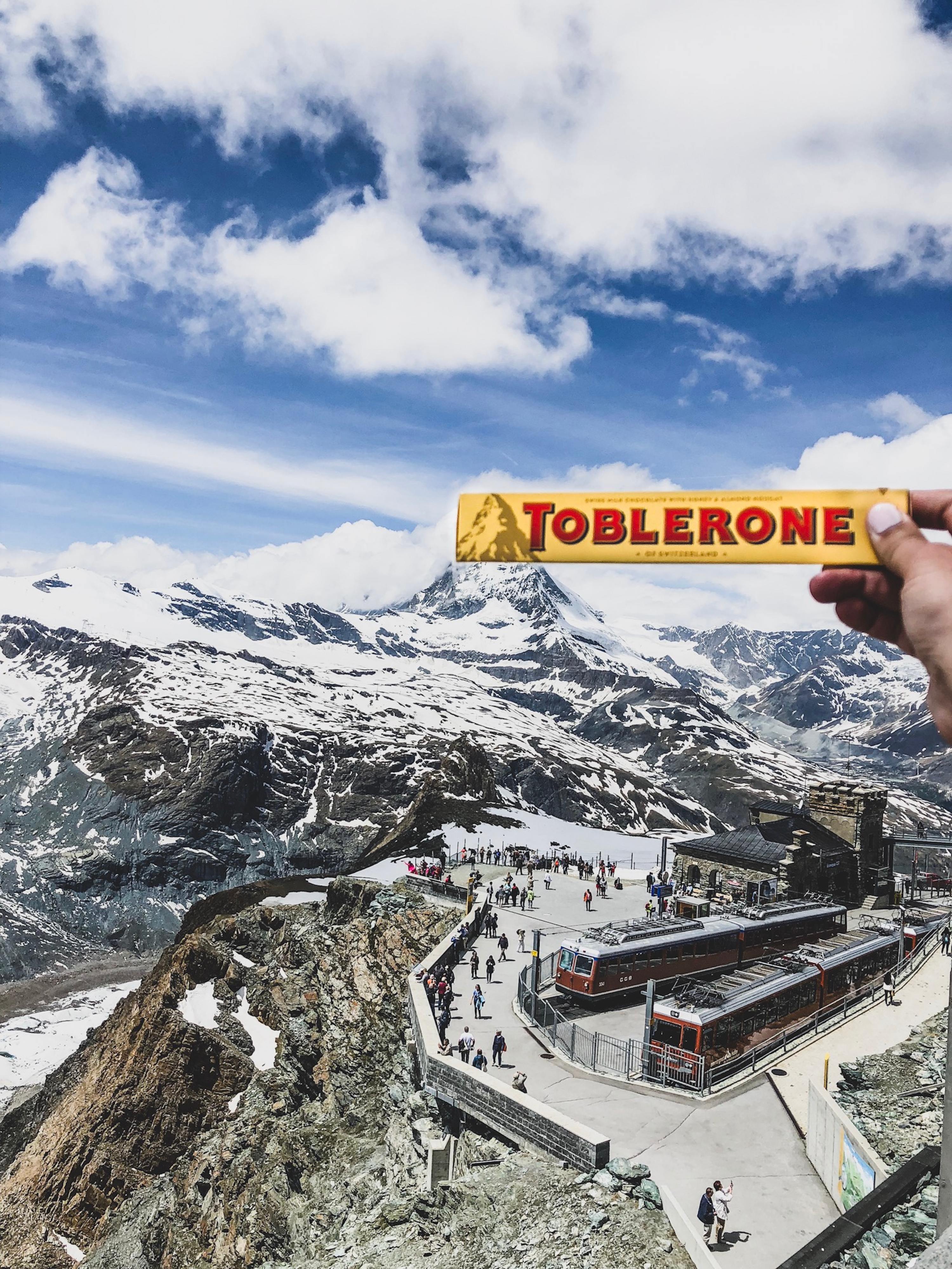 Criança de 10 anos descobriu um símbolo escondido na icónica embalagem do Toblerone. Espreite a foto