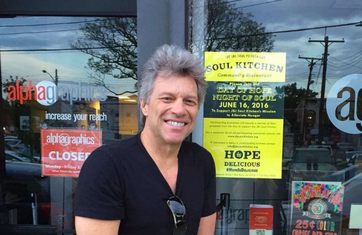 Jon Bon Jovi não é apenas músico. Ele também abre restaurantes comunitários para quem mais precisa