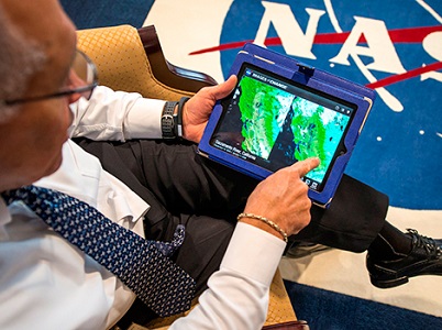 NASA mostra mundo em mudança pela janela do iPad