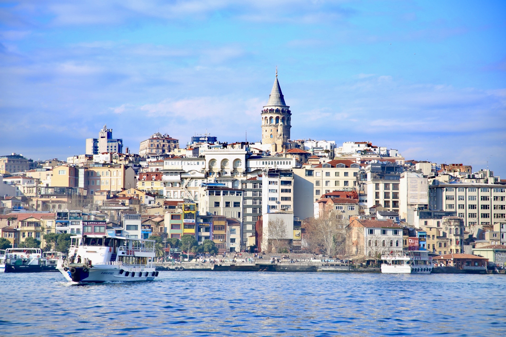 Vá passear a Istambul por um ou dois dias. A Turkish Airlines oferece o hotel (com pequeno-almoço)