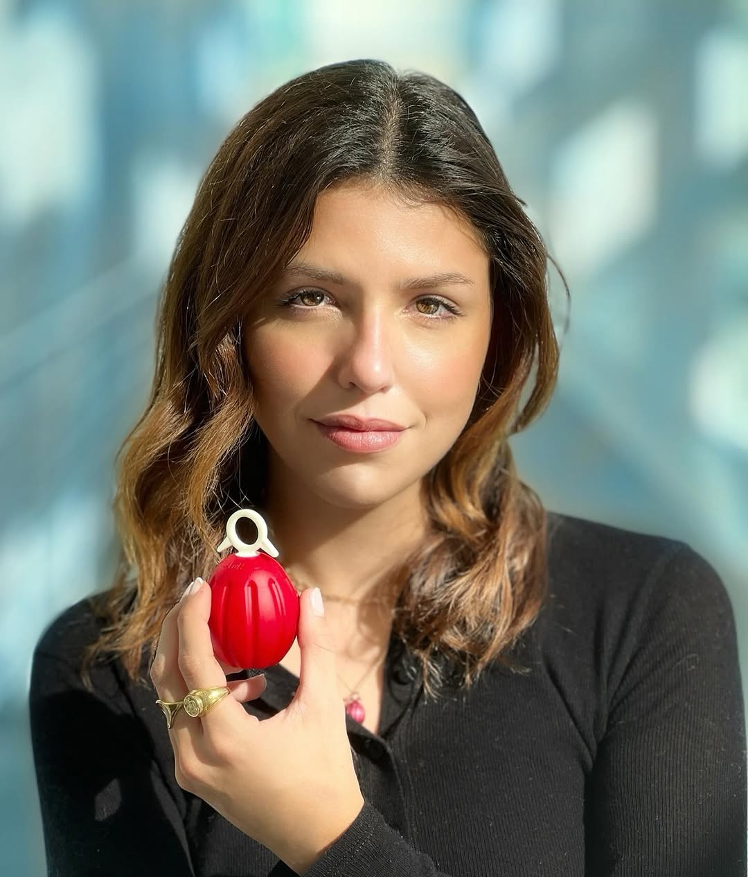 Portuguesa distinguida na “Forbes” por criar granada pacífica. Saiba do que se trata