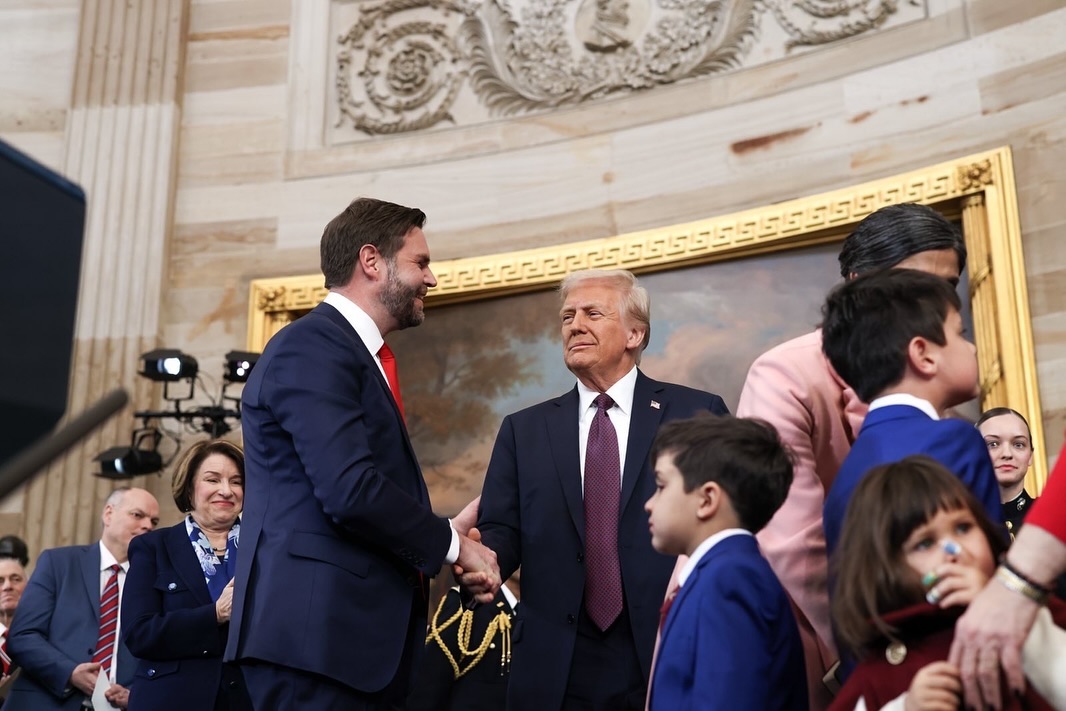 Começou a seguir Donald Trump e JD Vance e não queria? Facebook e Instagram explicam porquê