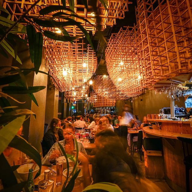 Um mercado de Natal à japonesa é assim: com sake, embrulhos especiais e solidariedade