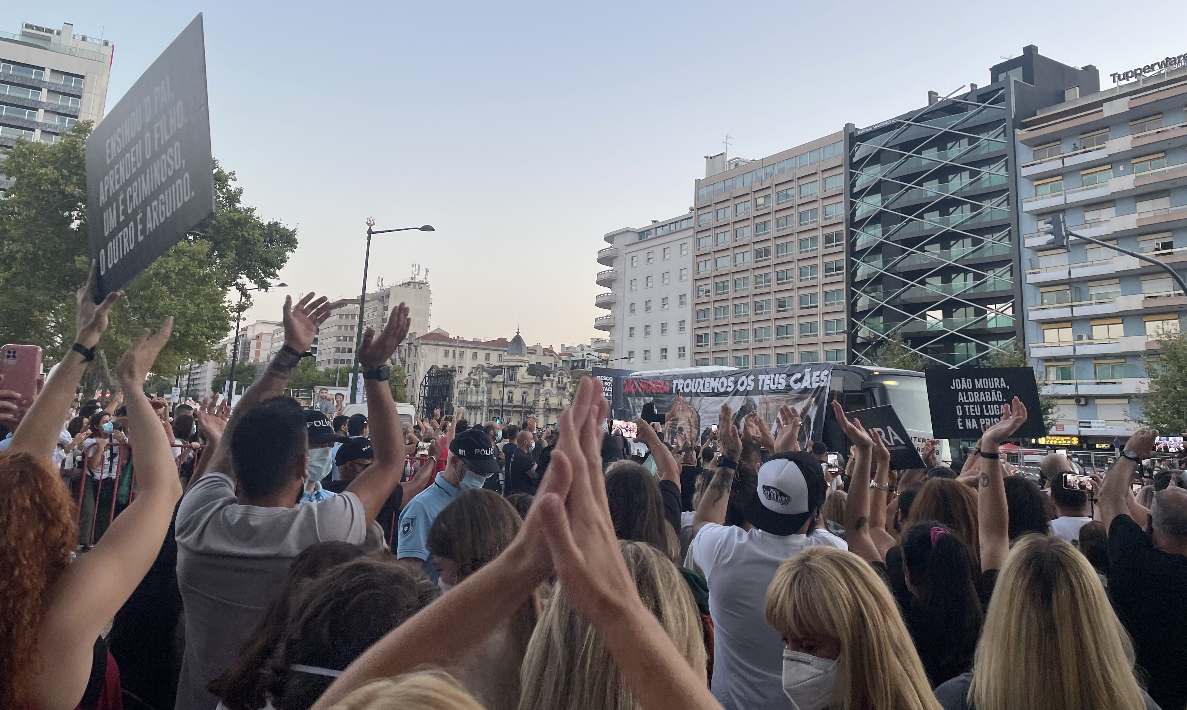 Homenagem a João Moura no Campo Pequeno. Praça cheia e luzes desligadas para manifestantes