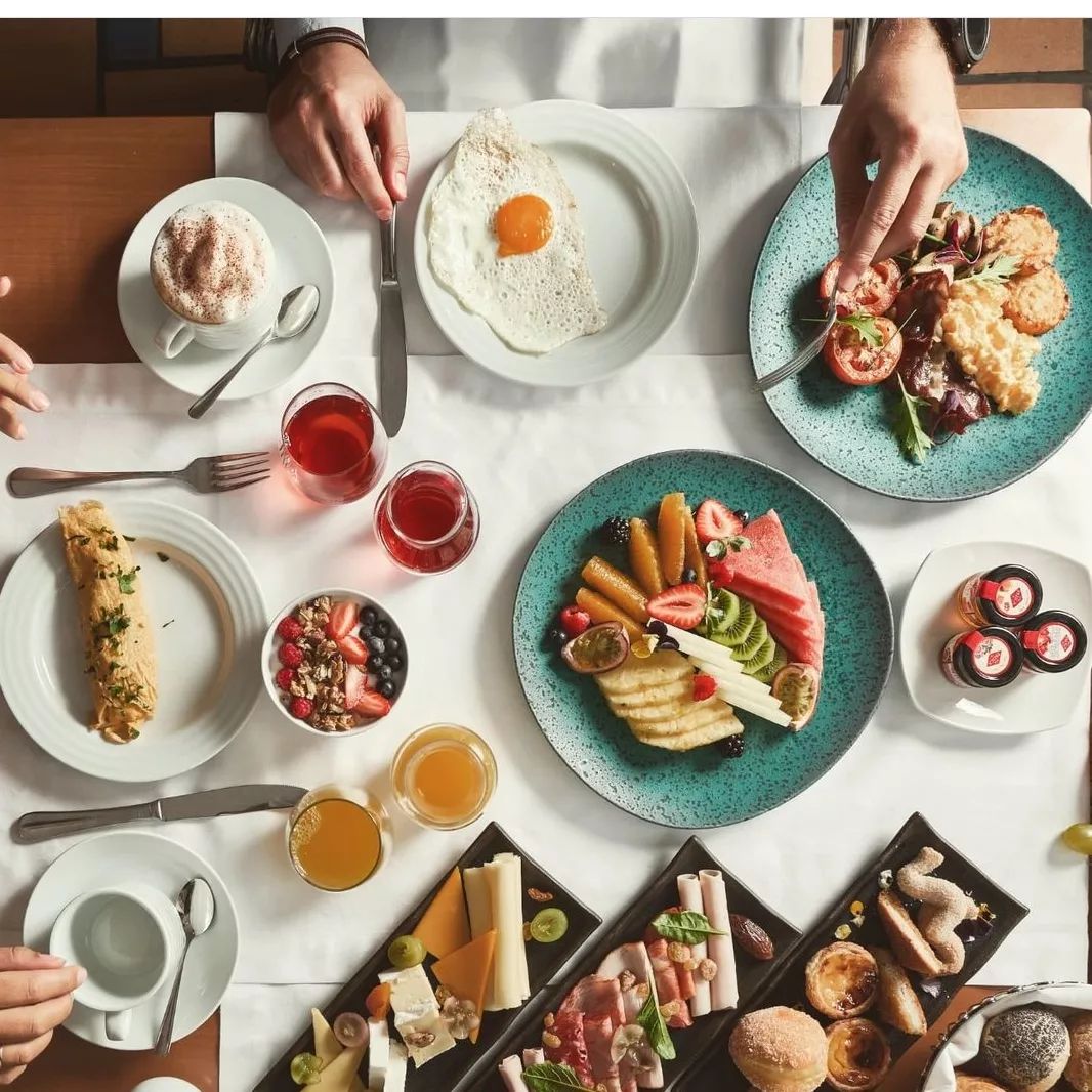 Os domingos preguiçosos combinam com brunch — e este, junto ao mar, até tem música ao vivo