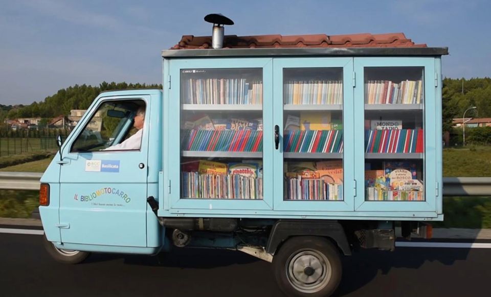 Bibliomotocarro. Biblioteca ambulante percorre as pequenas vilas de Itália