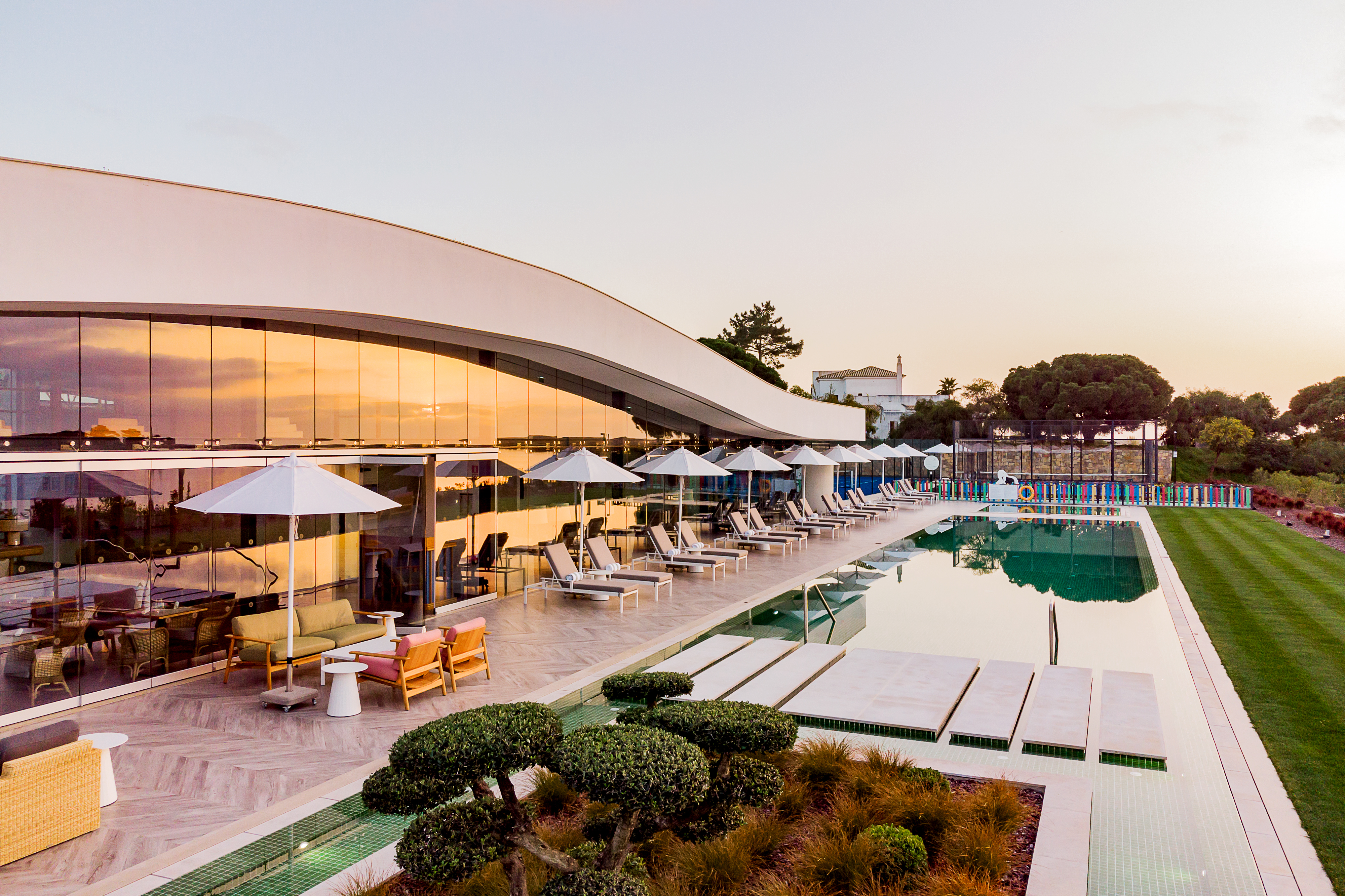 Há um novo asiático no Algarve que “não é um restaurante de sushi” e mete carvão ao barulho