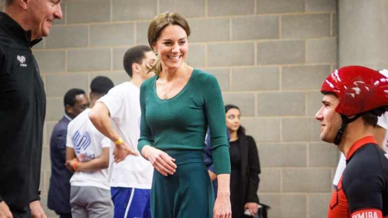 Kate Middleton usa look acessível em evento – e as calças custam apenas 5,99€