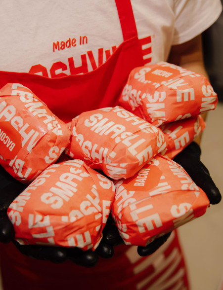 Coca-cola de baunilha e hambúrgueres suculentos. Smashville já chegou a Almada