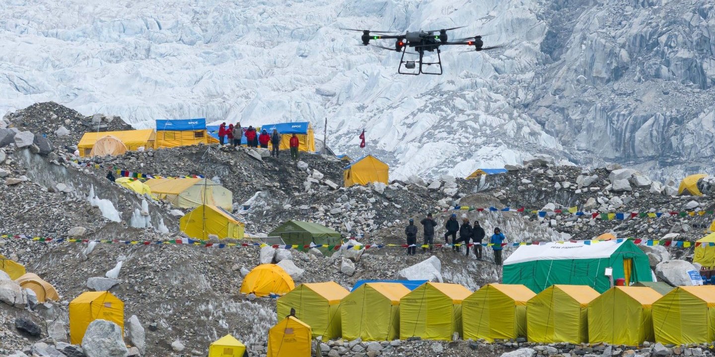 Drones sherpa: a tecnologia chegou à montanha mais alta do Mundo para ajudar na escalada