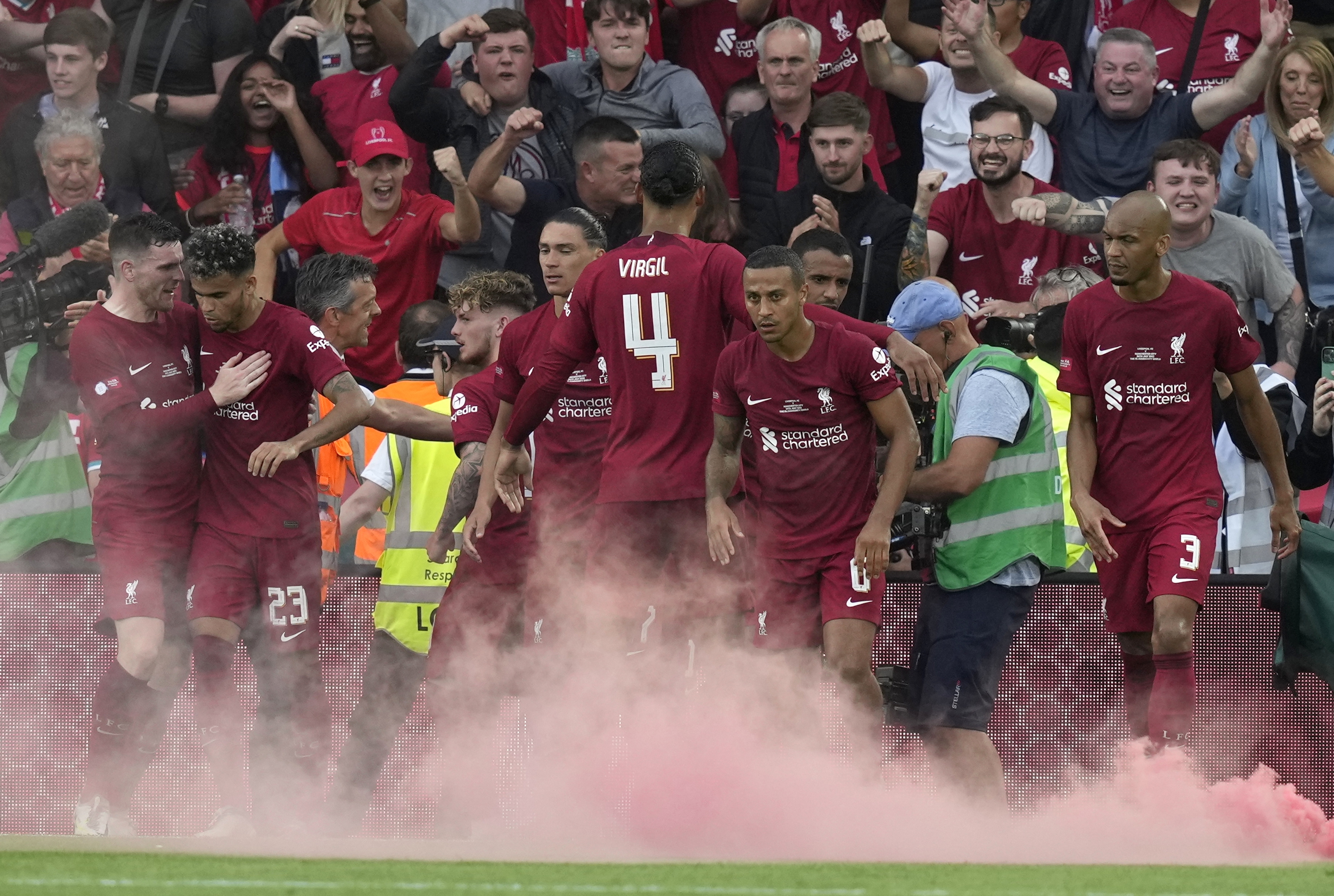 Liverpool bate City e leva Supercopa da Inglaterra em jogo com VAR demorado