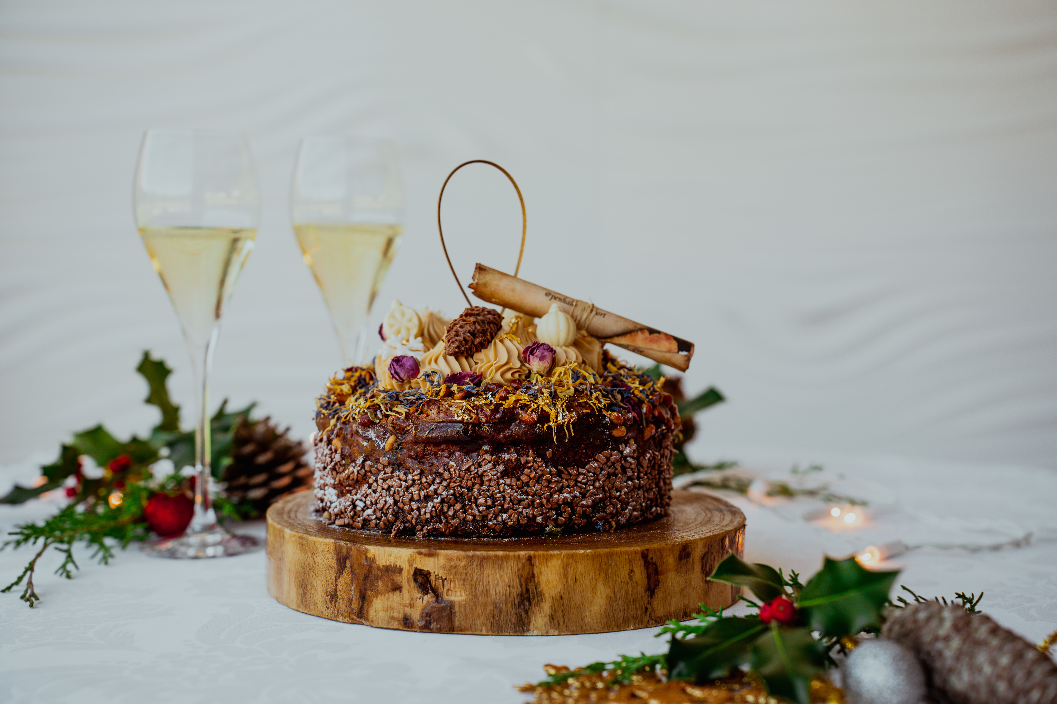 Queremos saltar já para o Natal para comer este bolo-rei com chocolate negro e ginginha de Óbidos