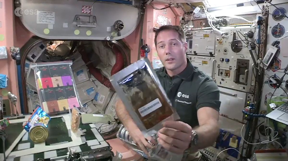 No espaço também há pratos de chefes de cozinha premiados. Thomas Pesquet faz o “unpacked”