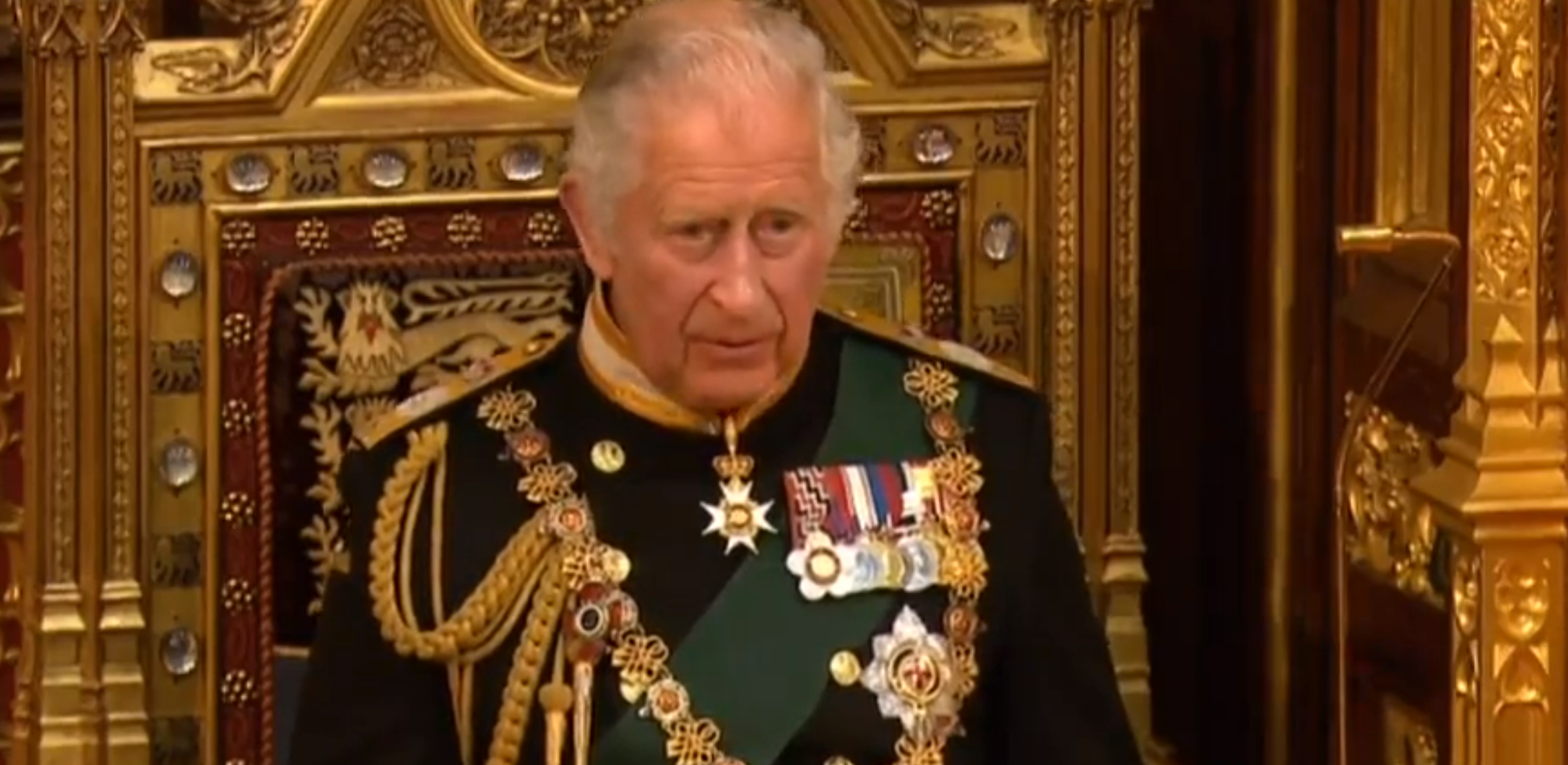 Abertura do Parlamento aconteceu sem a presença da rainha. Príncipe Carlos leu o discurso da mãe