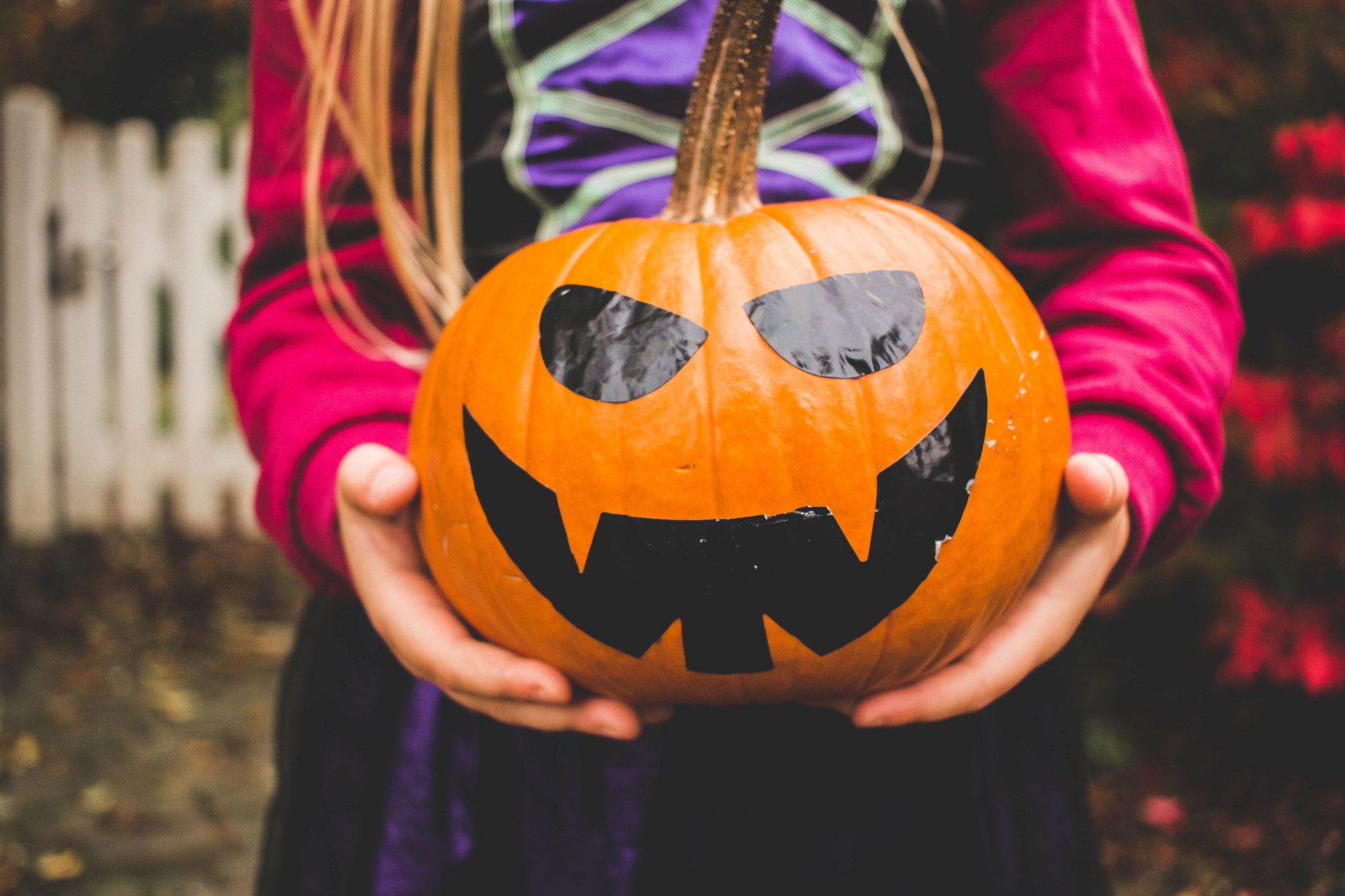 Halloween. Todos os anos, esta mãe faz um fato em crochê para os filhos