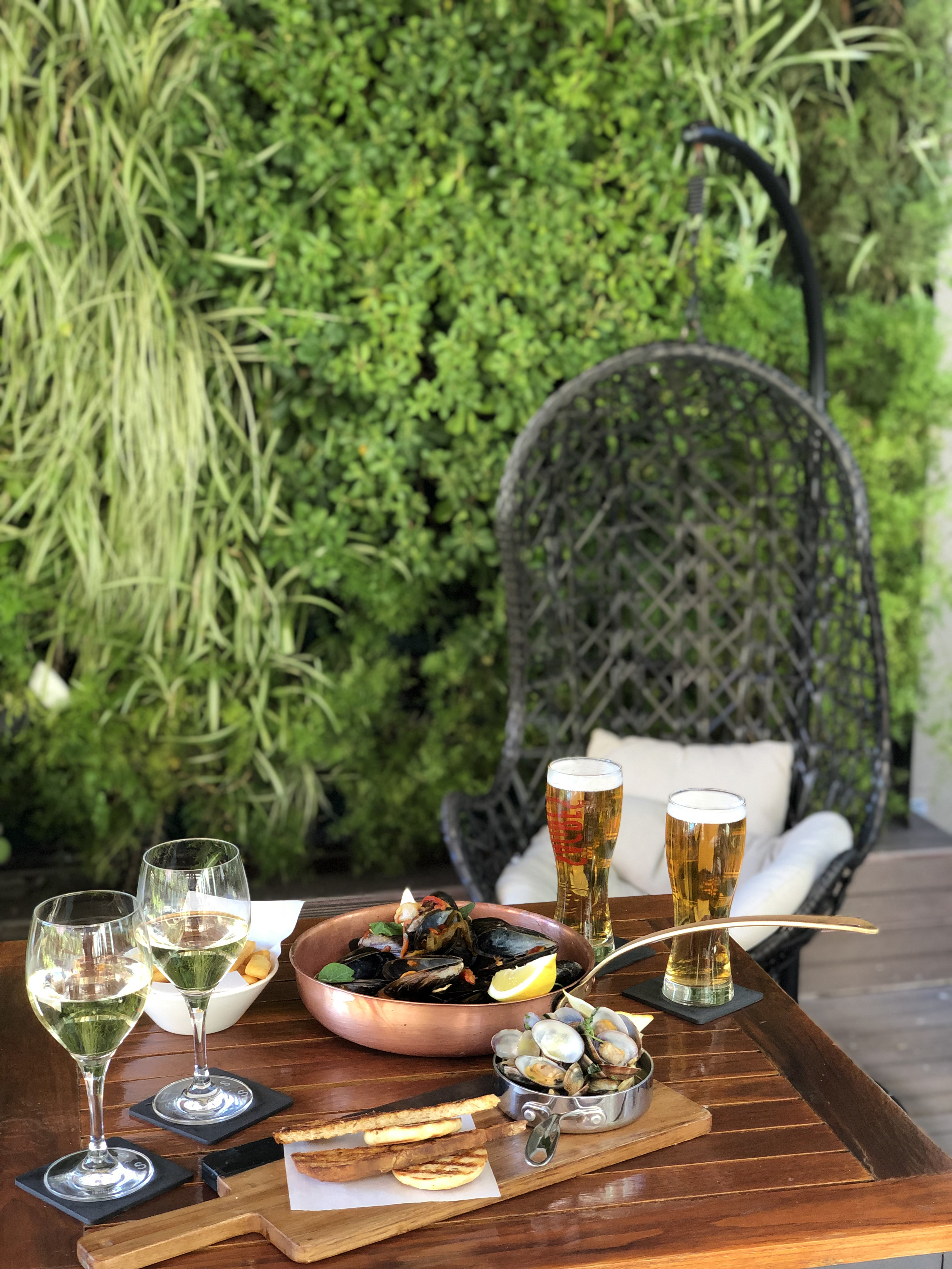 Veja os jogos do Euro 2020 com uma piscina ao lado ou num camarote longe da confusão