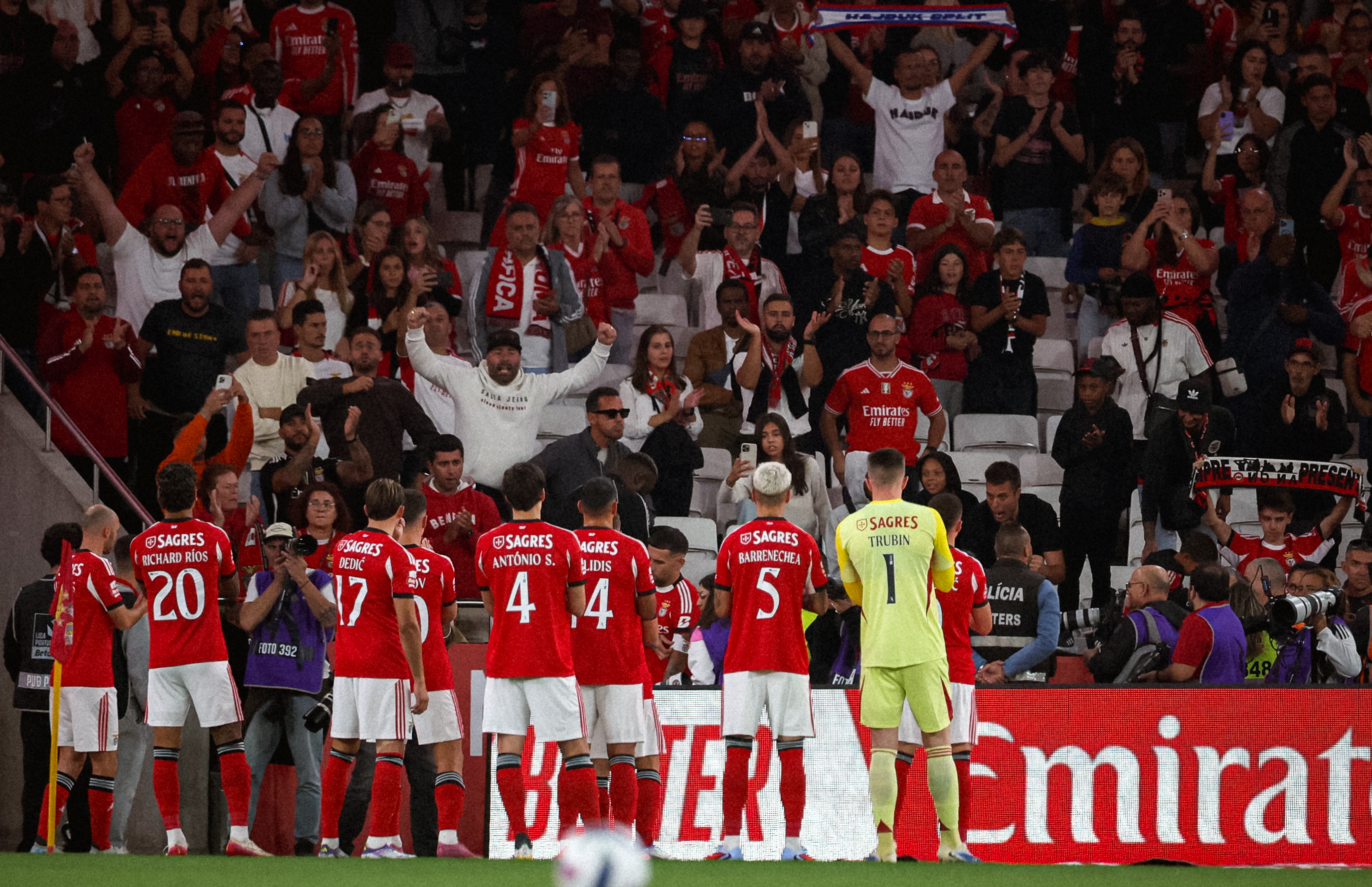 Jugadores del Benfica saludan a la afición