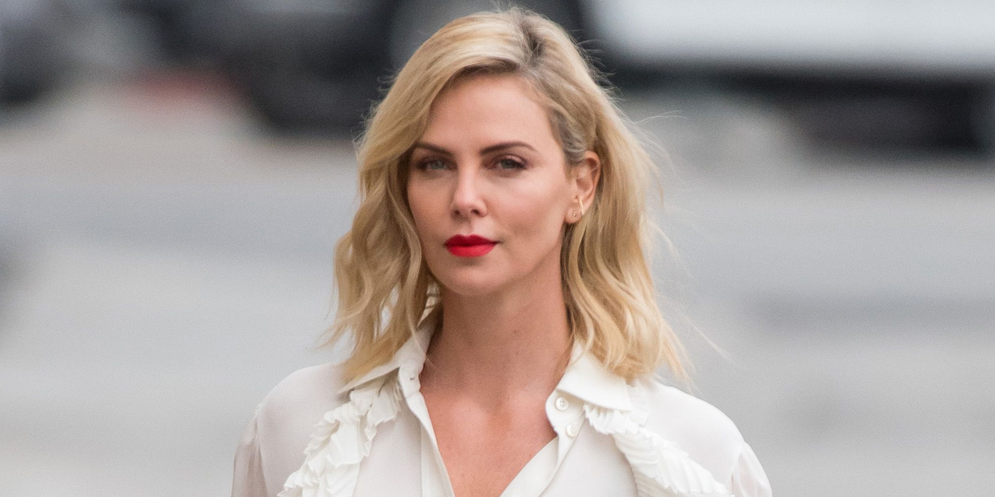 Charlize Theron está a educar o filho “como uma menina”