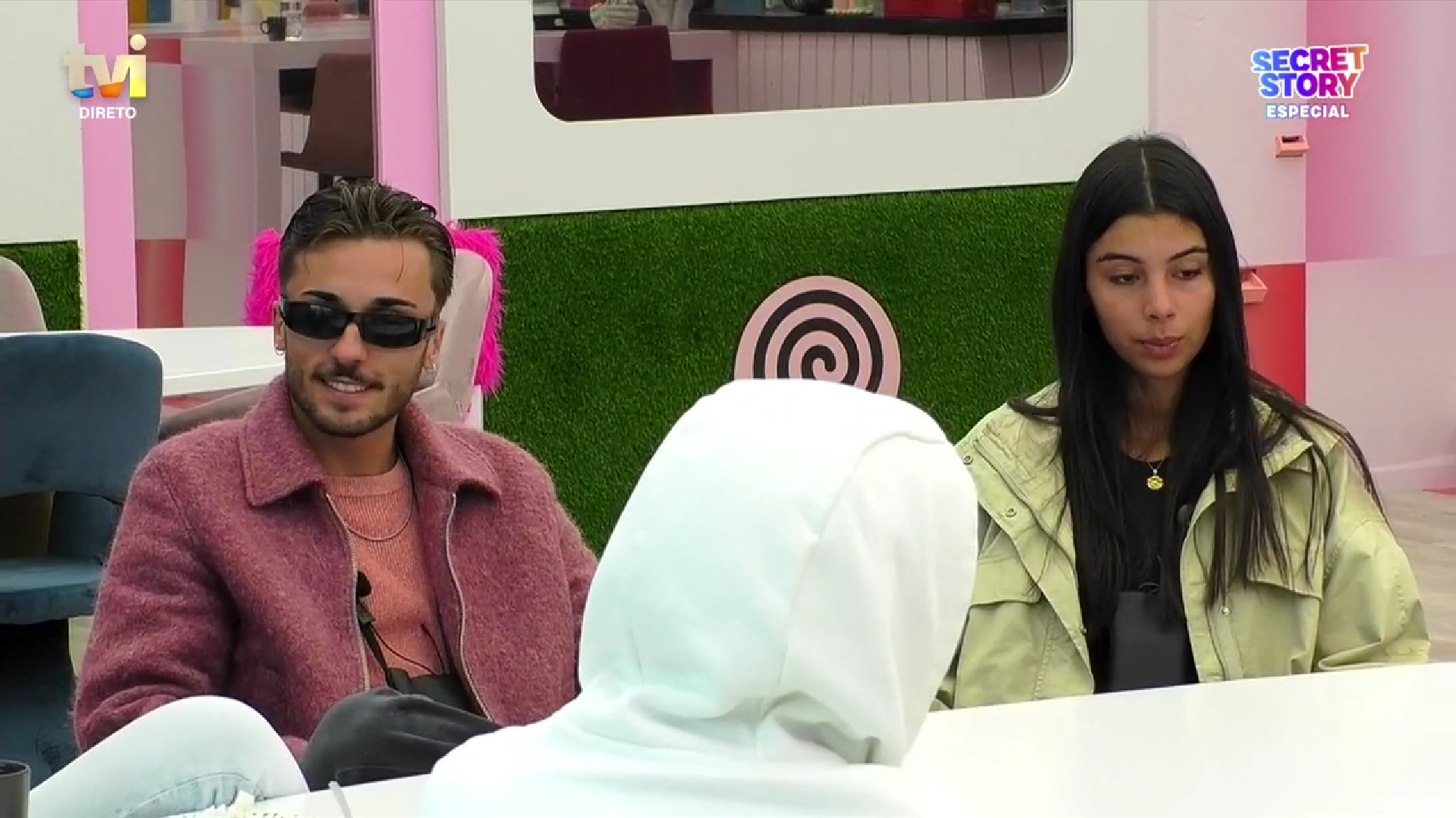 Margarida sente-se desconfortável ao dormir com Rafael e desconfia de movimentos. “Estava a tocar nele, acho eu”