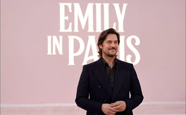 Lucas Bravo foi inicialmente rejeitado para “Emily in Paris”. E refugiou-se nas montanhas para “falar com pássaros”