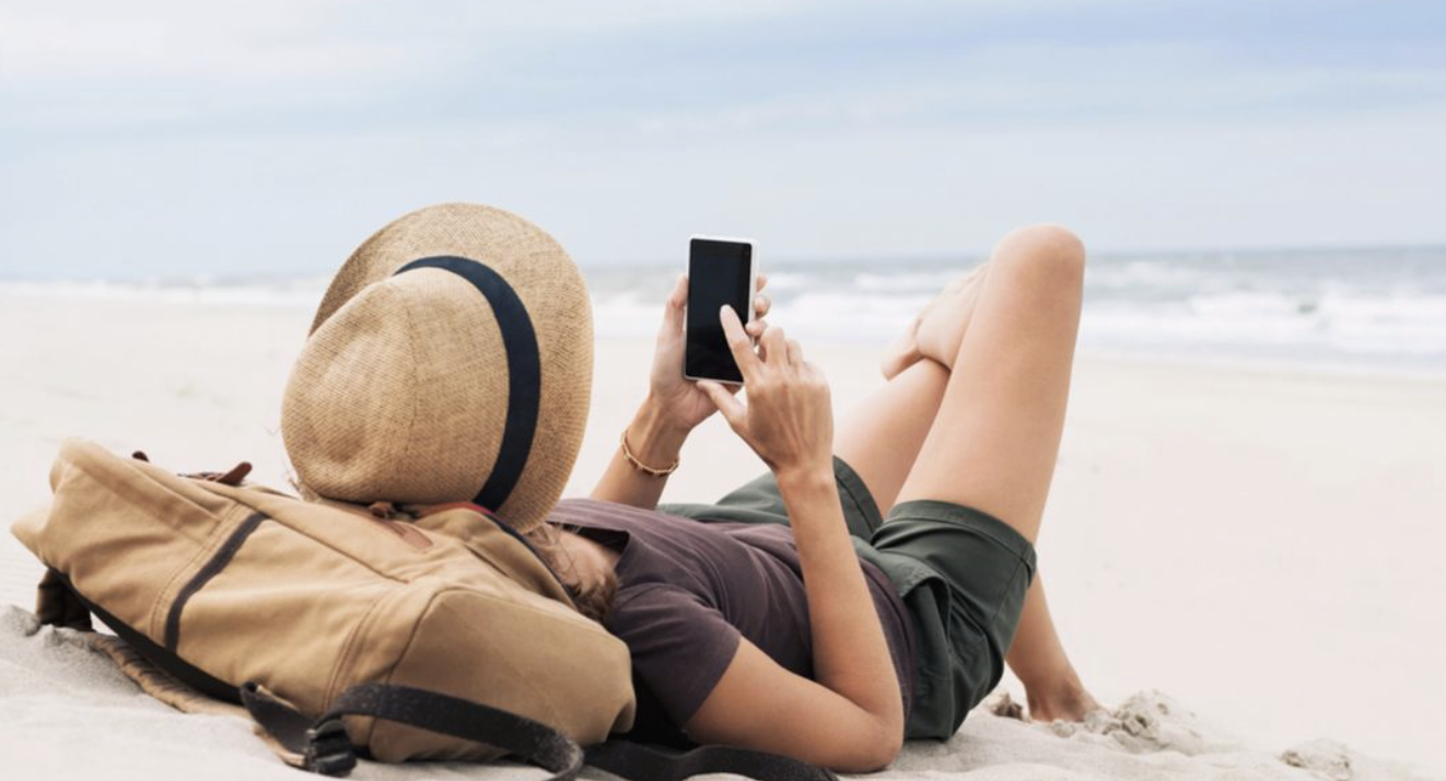 Se for à praia, cuidado. É assim que os assaltantes andam a roubar-lhe as coisas — um já foi preso