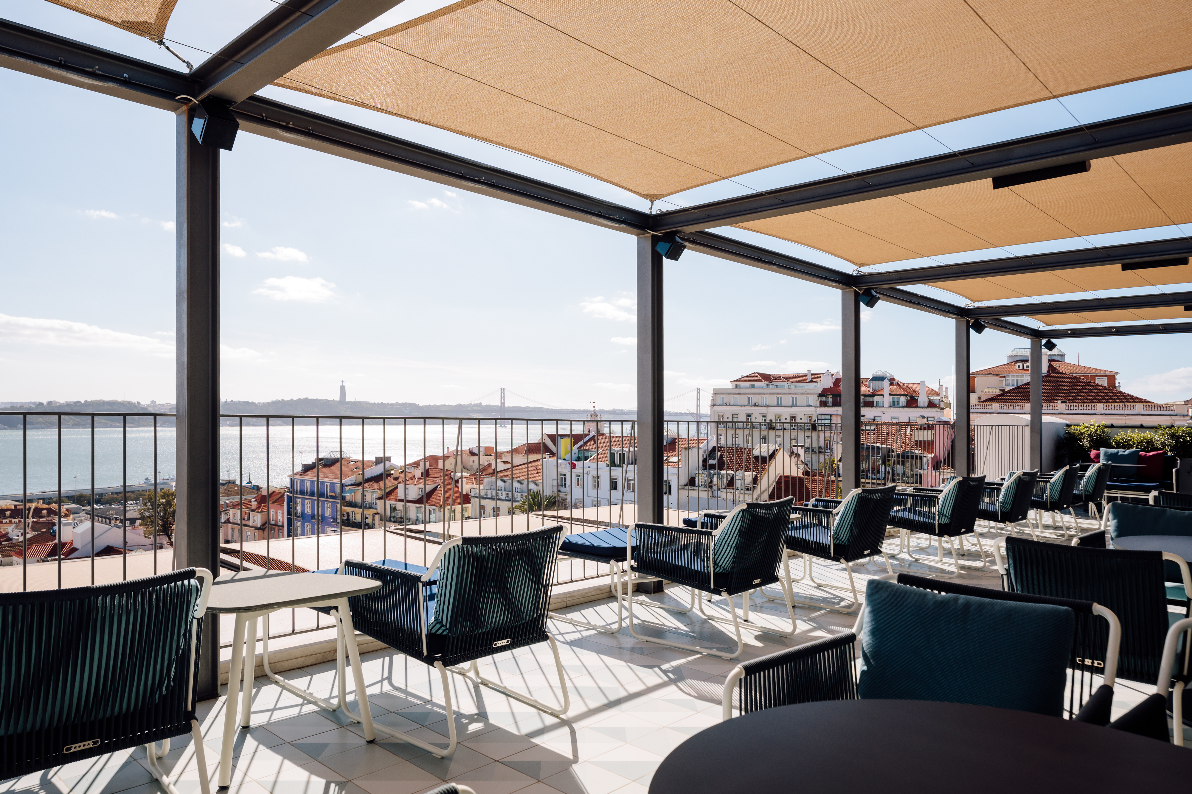 O que casa bem com pôr do sol, vista Tejo e sandes de patanisca? Os cocktails do rooftop do Bairro Alto Hotel