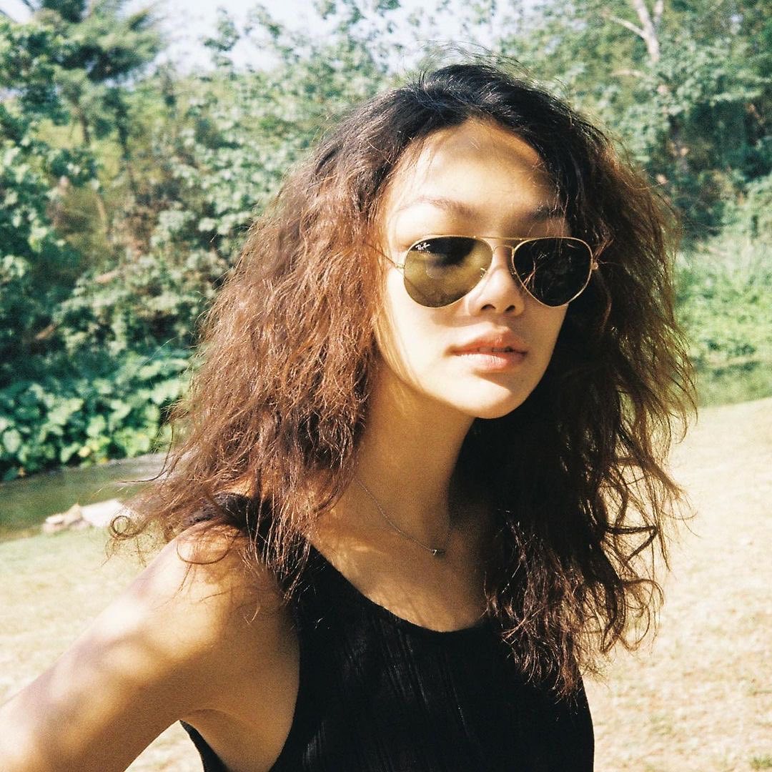 Já pode ter uns óculos de sol feitos à sua medida, das hastes à cor das lentes (e até pode gravar o seu nome)