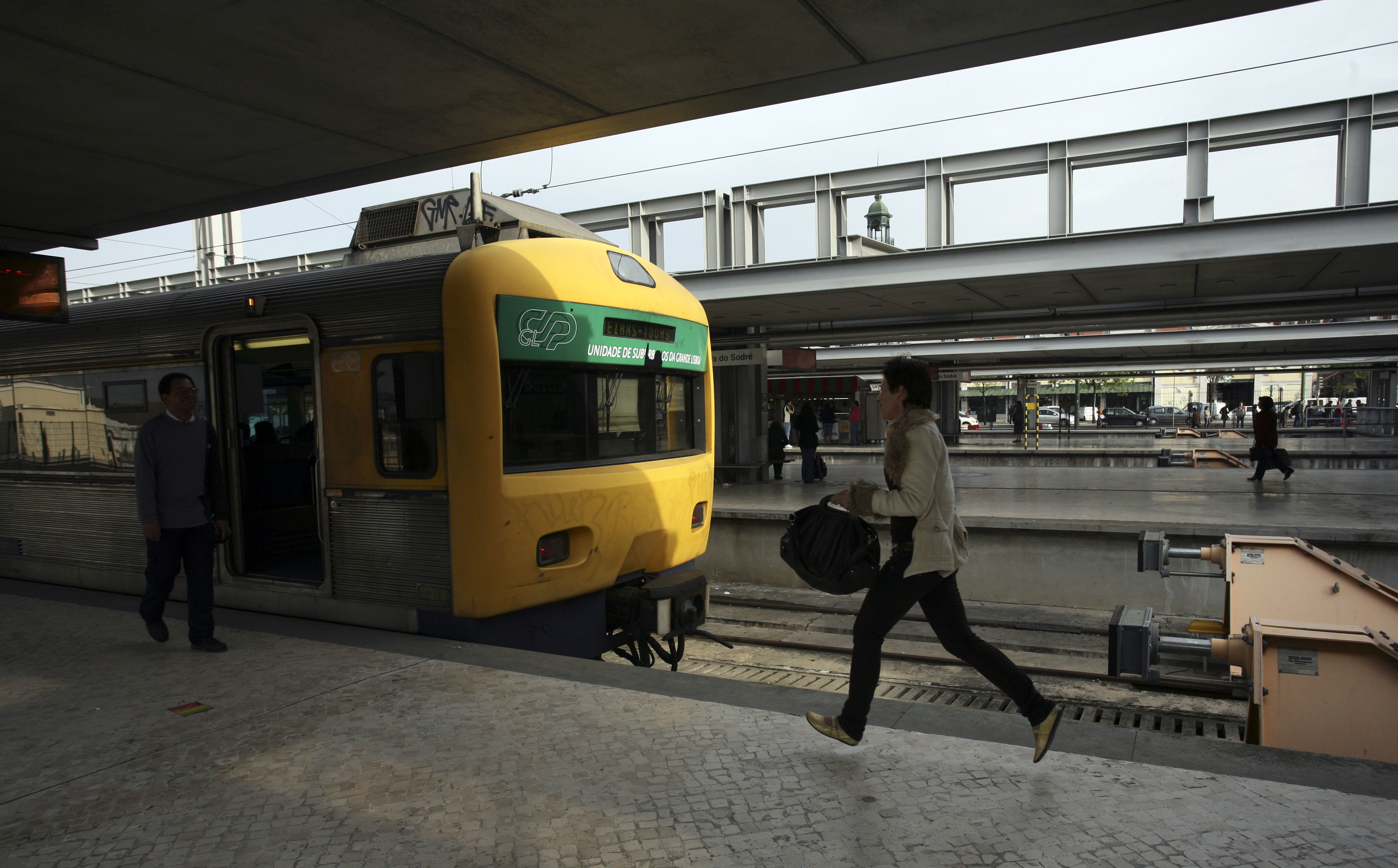 Atropelamento ferroviário mortal corta Linha do Norte na Póvoa de Santa Iria