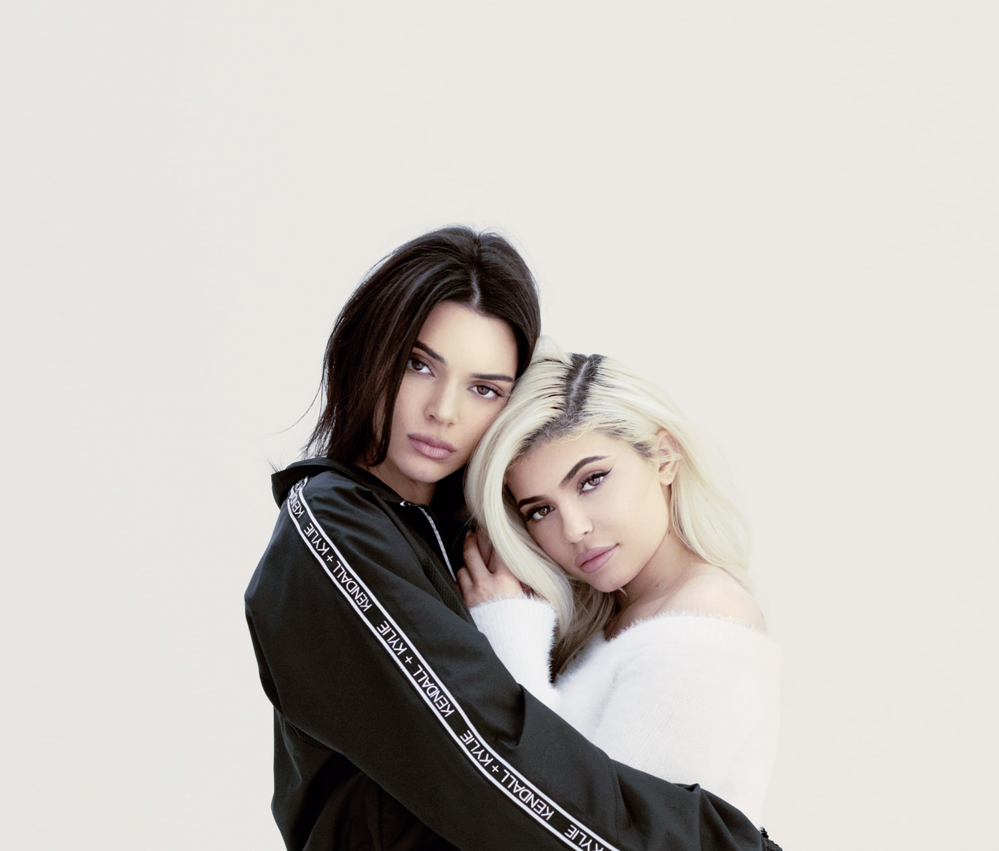 Kendall e Kylie Jenner lançam linha de carteiras com a DEICHMANN