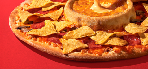Uma das pizzas mais icónicas de sempre está de volta (e só por 7,95€) — e até tem uma piscina de queijo