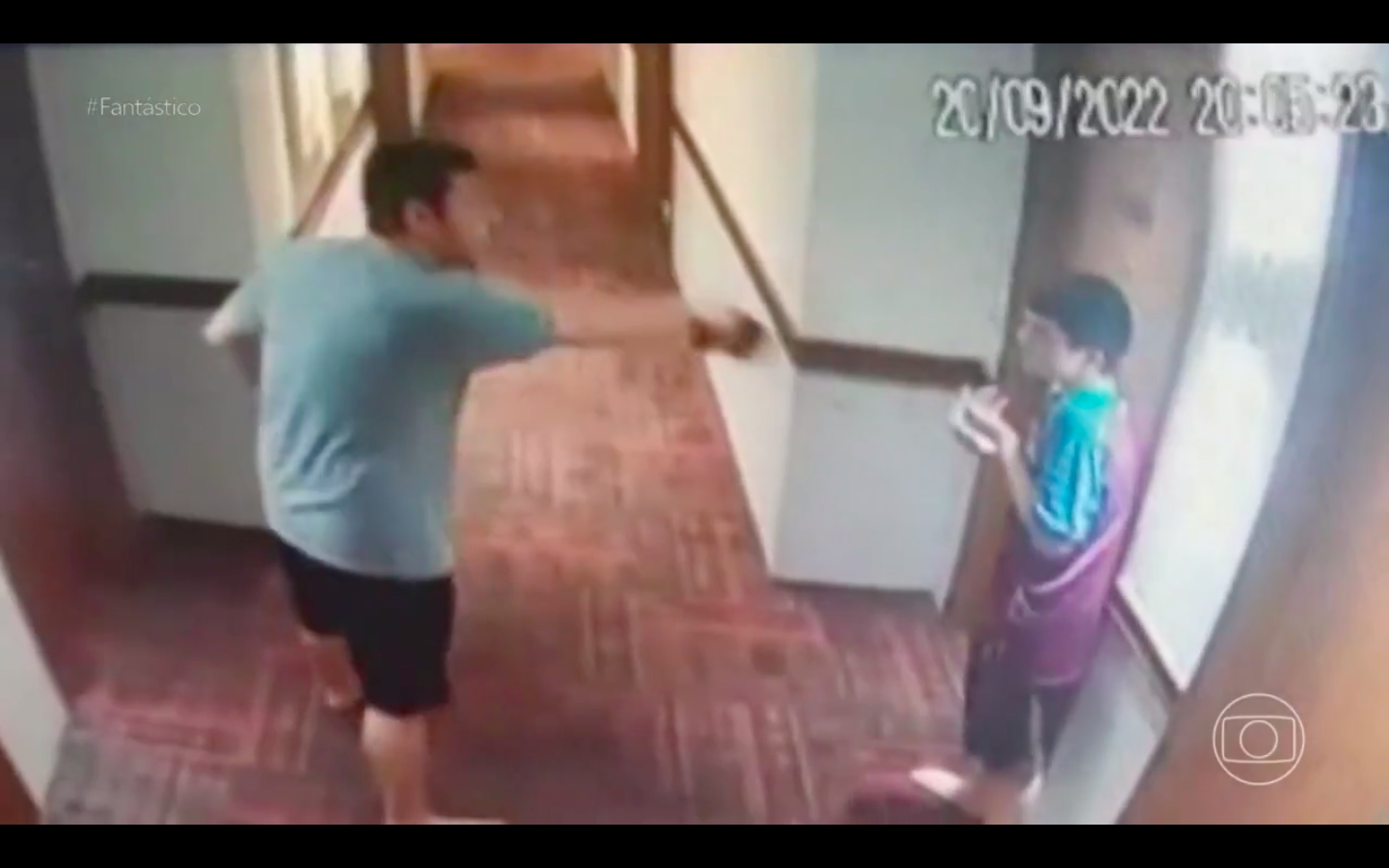 Adolescente em visita de estudo espancado por médico num hotel por estar a fazer barulho no corredor. Veja o vídeo