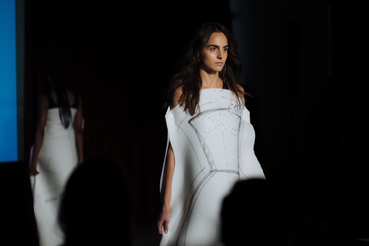 Esqueça o que aprendeu com as modelos da Victoria’s Secret. É assim que deve desfilar para impressionar