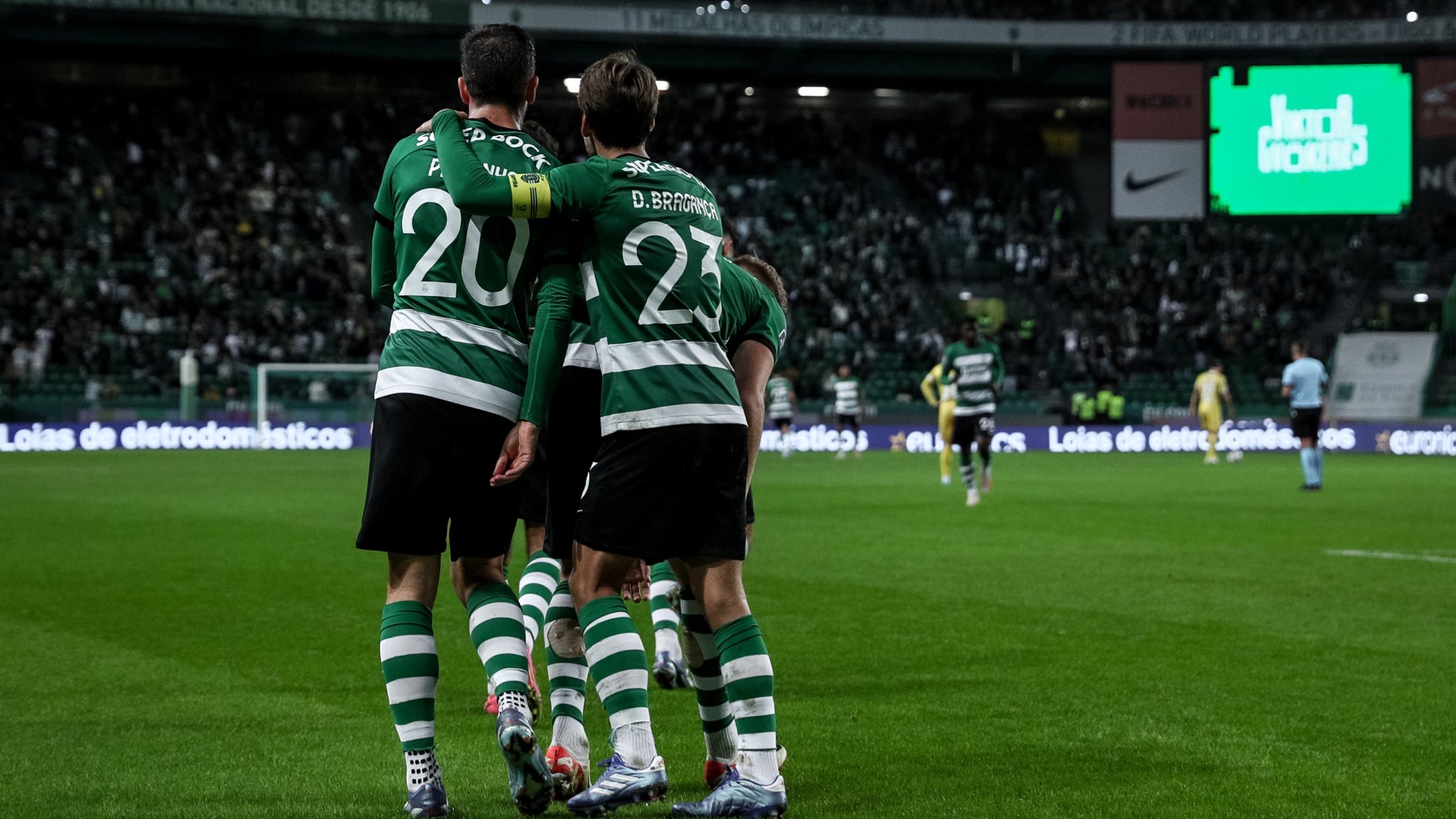 Hat-trick de Gyokeres derrete gelo. Sporting vence Farense e fica