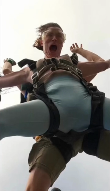 Mulher pagou por fotos profissionais durante um salto de paraquedas, mas arrependeu-se do resultado. Saiba porquê