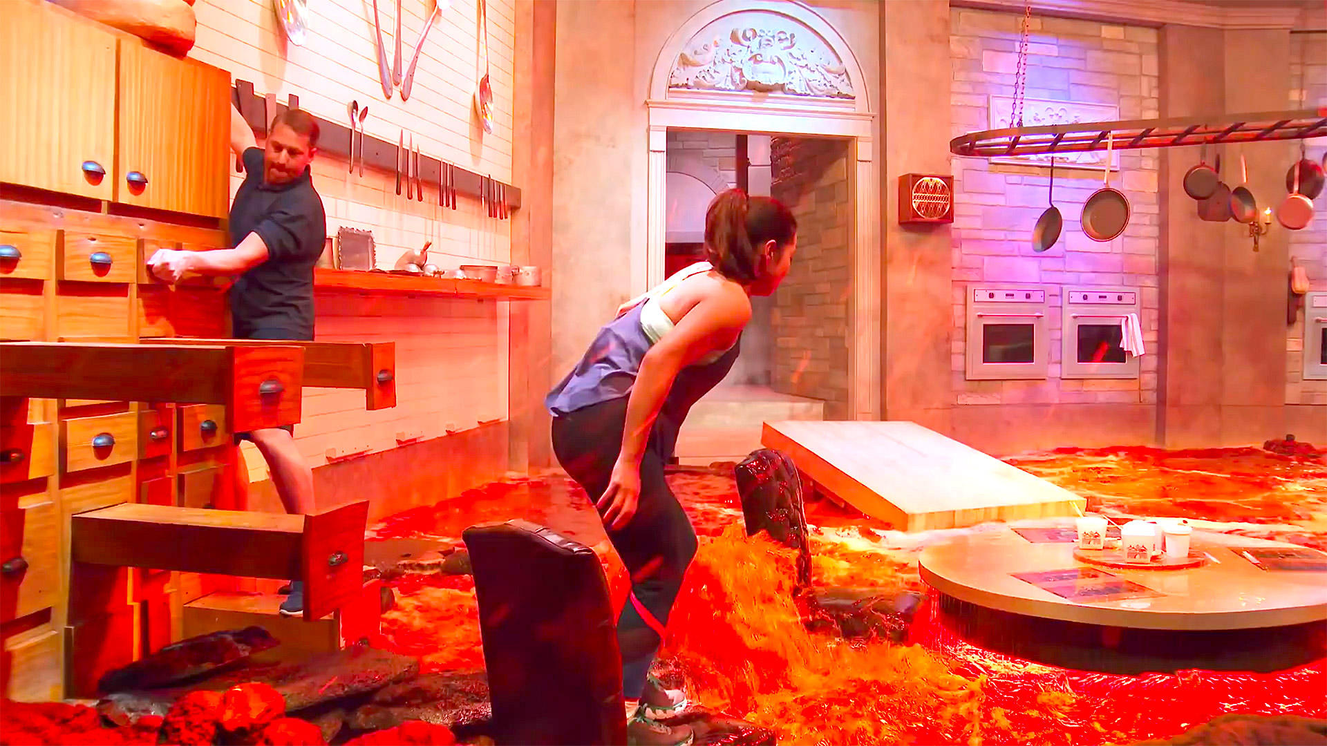 O chão é lava. O desafio hilariante dos youtubers portugueses é agora um reality show da Netflix