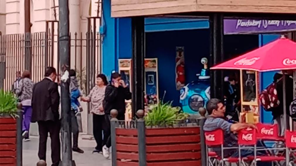 Dono de café expulsa mulher que queria usar a casa de banho para mudar a fralda ao bebé. “Aqui não entras mais”