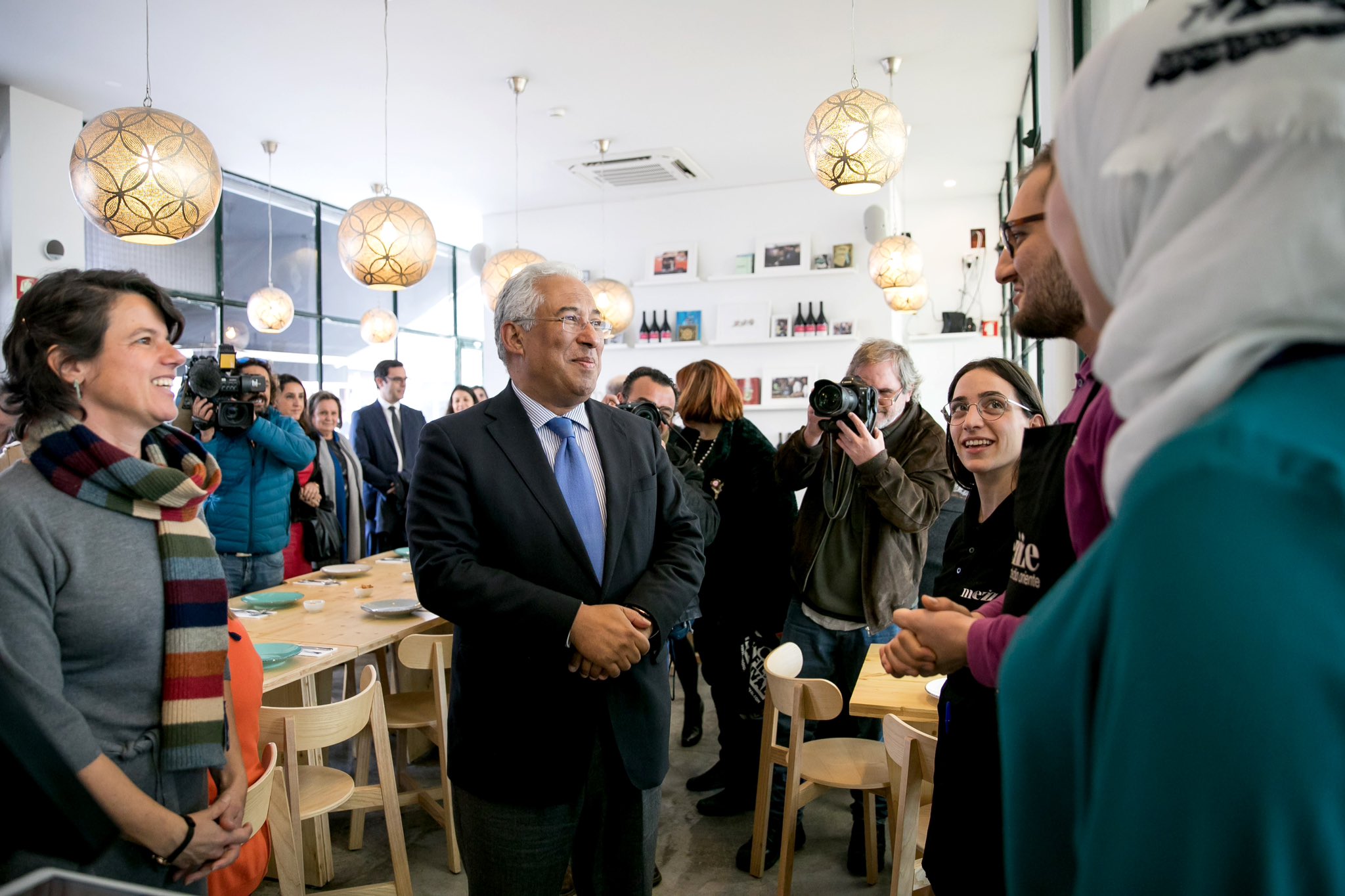 Iraquiano detido por suspeita de ligação ao Daesh fotografado ao lado de Costa e Marcelo