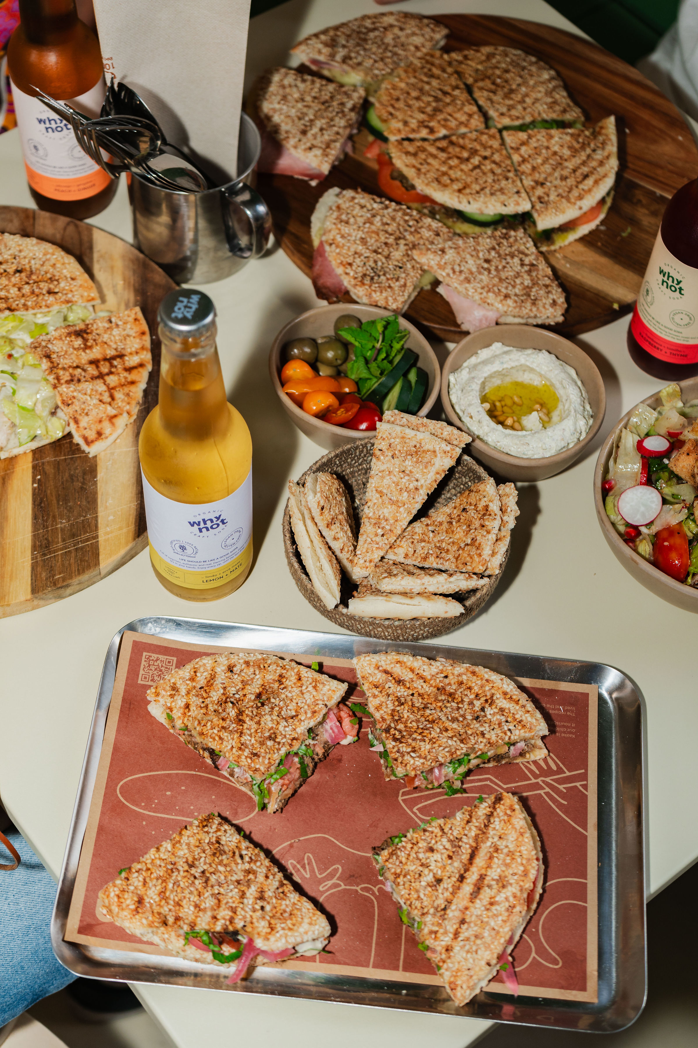 Já fomos ao Taza, o novo restaurante libanês de Lisboa que promete sabor a 100% numa só sanduíche