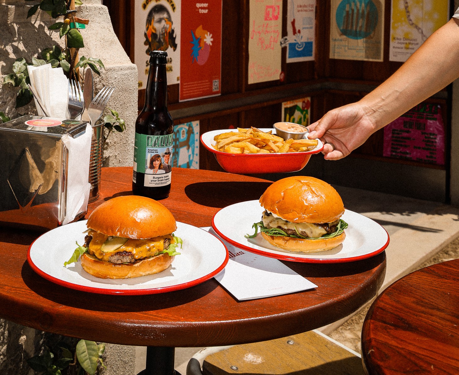 Dallas Burger Joint. Hambúrgueres suculentos, batatas fritas afogadas em queijo e um sítio cheio de pinta