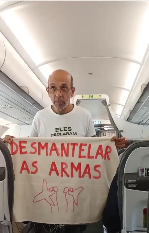Protesto contra "bombas climáticas" que são os voos de curta distância. Climáximo perturba voo da TAP Porto-Lisbo