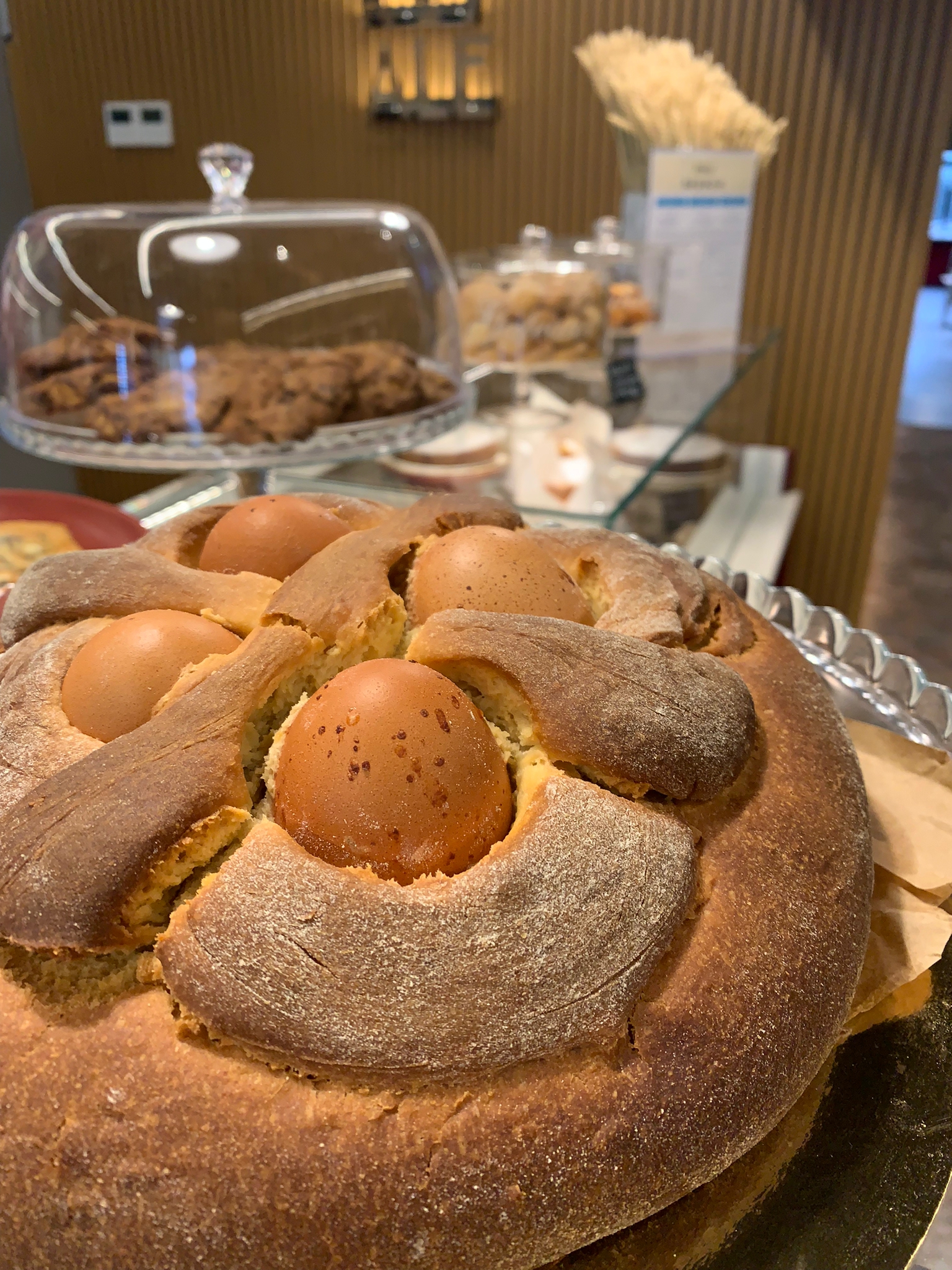 Do pão de ló premiado ao folar tradicional, há novidades para a Páscoa na padaria Royale