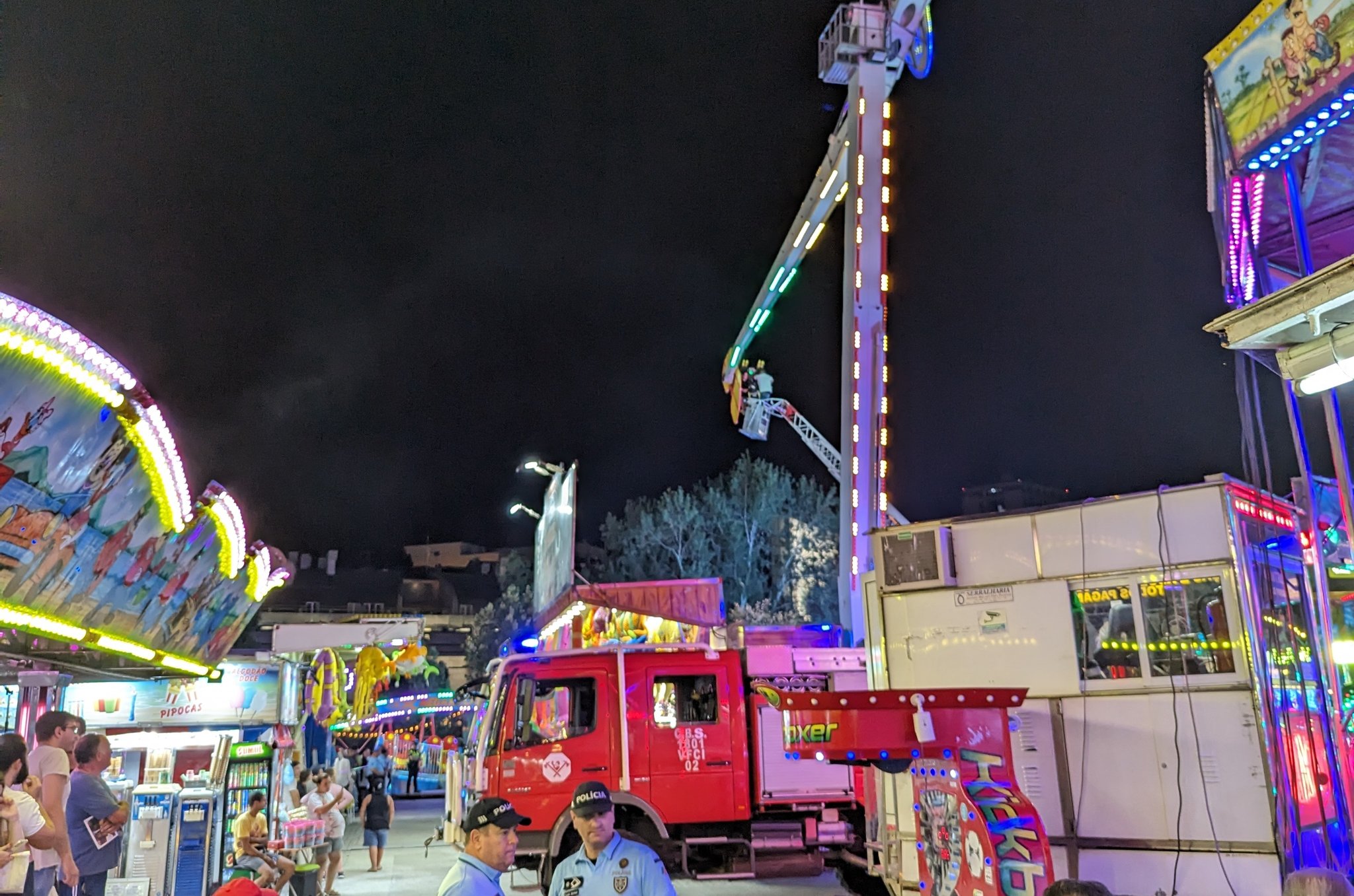 7 pessoas ficaram presas durante 3 horas em carrossel na Feira de São Mateus (VÍDEO)
