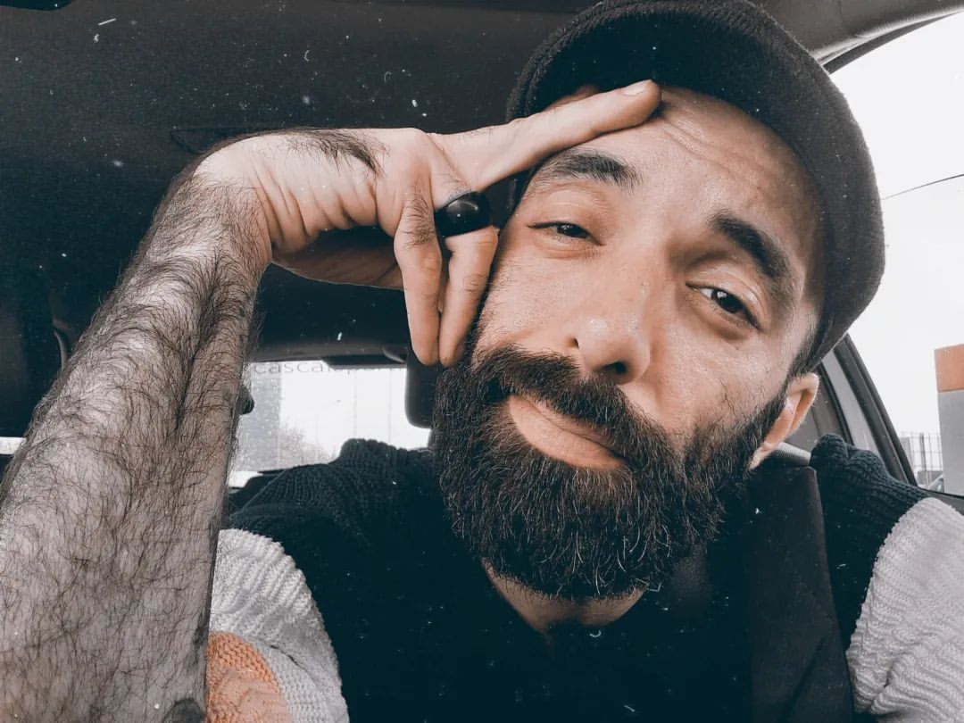 Ator Rodrigo Saraiva recusa ser influenciador e diz que preferia passar fome a promover produtos