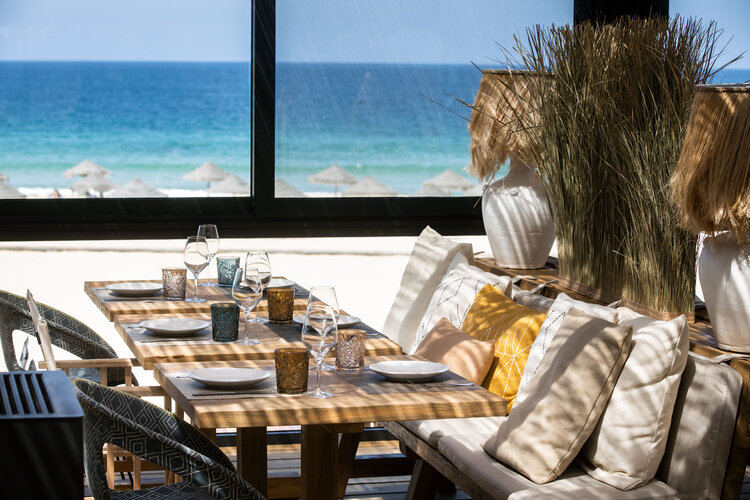 Out of Office. Trabalhar com os pés na areia por apenas 1,25 euros por hora