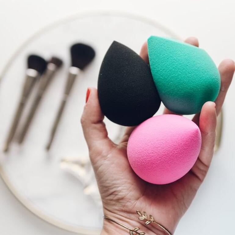 A sua Beauty Blender está cheia de germes. Saiba como e quando a limpar
