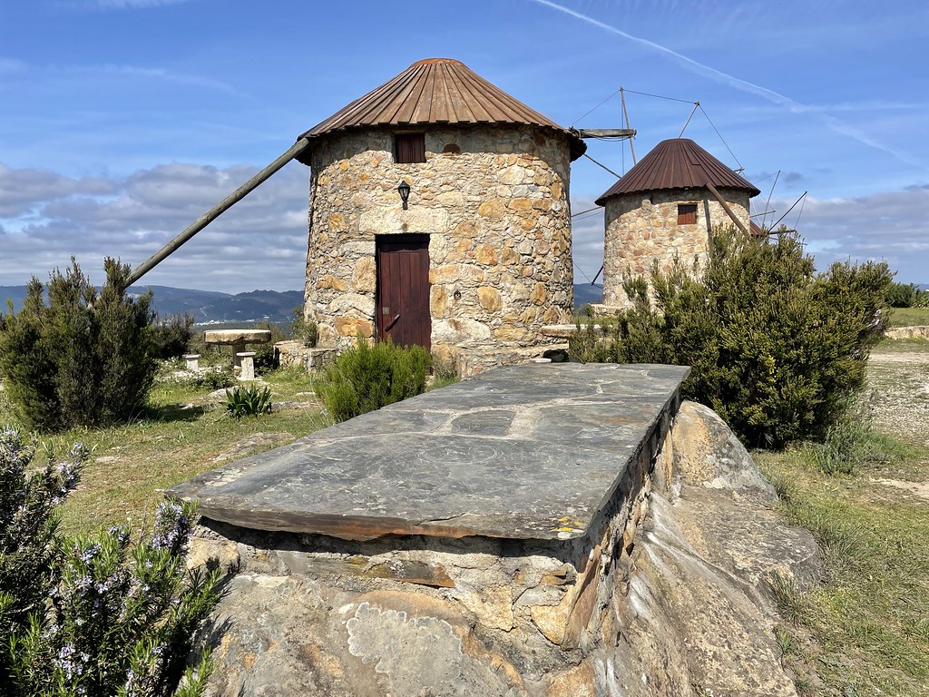 Os moinhos de vento da Serra da Atalhada - Portugal - SAPO Viagens